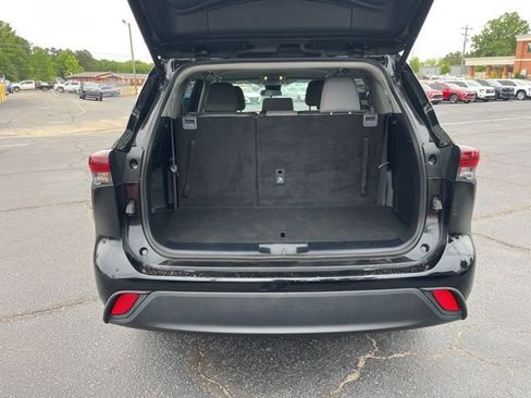 Used 2024 Toyota Highlander LE FWD image 34