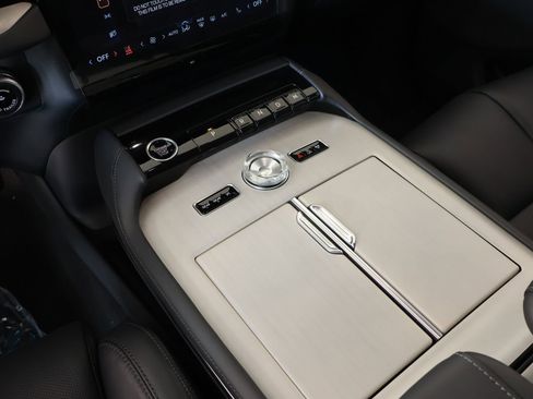 New 2026 Lincoln Navigator Premiere image 8