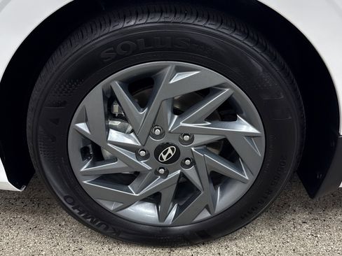 Used 2024 Hyundai Elantra Blue image 2