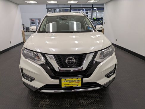 Used 2018 Nissan Rogue SV w/ Premium Package image 2