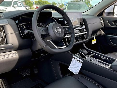New 2025 Nissan Pathfinder SL image 5