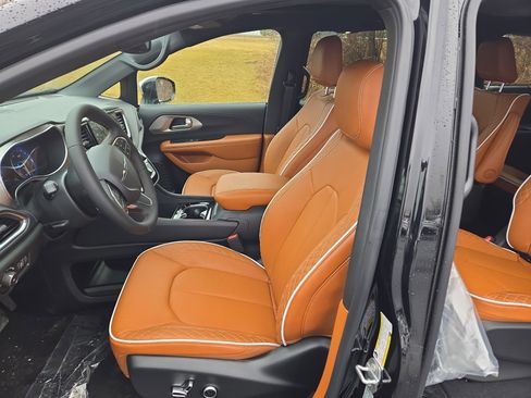 New 2026 Chrysler Pacifica Pinnacle AWD/4WD image 17