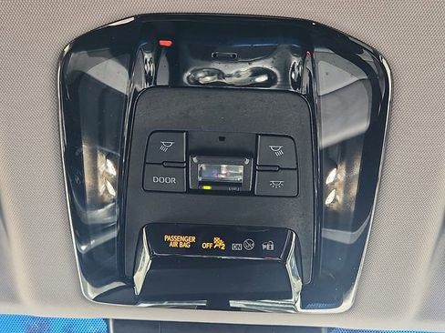 Used 2023 Toyota Venza LE AWD/4WD image 19