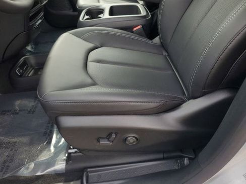 New 2026 Chrysler Pacifica Select image 18