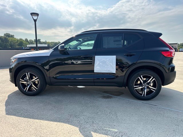 New 2026 Volvo XC40 B5 Core w/ Climate Package AWD/4WD image 4
