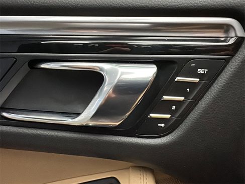 Used 2017 Porsche Macan image 11