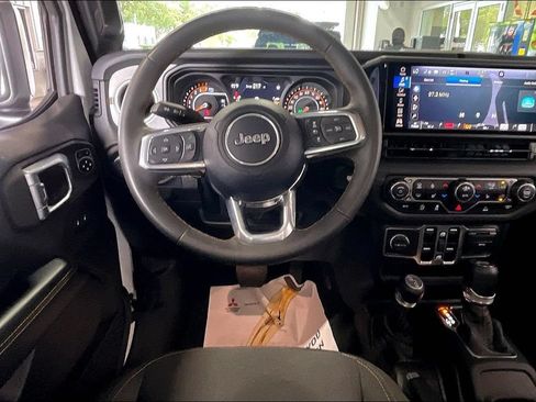 Used 2025 Jeep Wrangler Unlimited Sahara AWD/4WD image 5