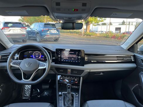 Used 2025 Volkswagen Jetta SE image 33