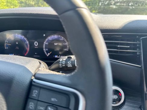 Used 2024 Jeep Wagoneer L Series II RWD image 31