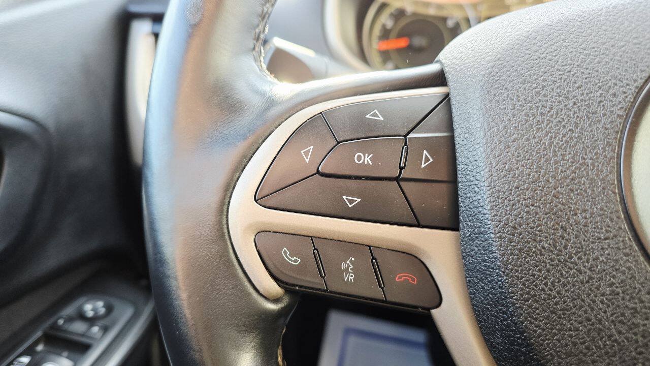 Used 2015 Jeep Cherokee Latitude w/ Cold Weather Group AWD/4WD image 29