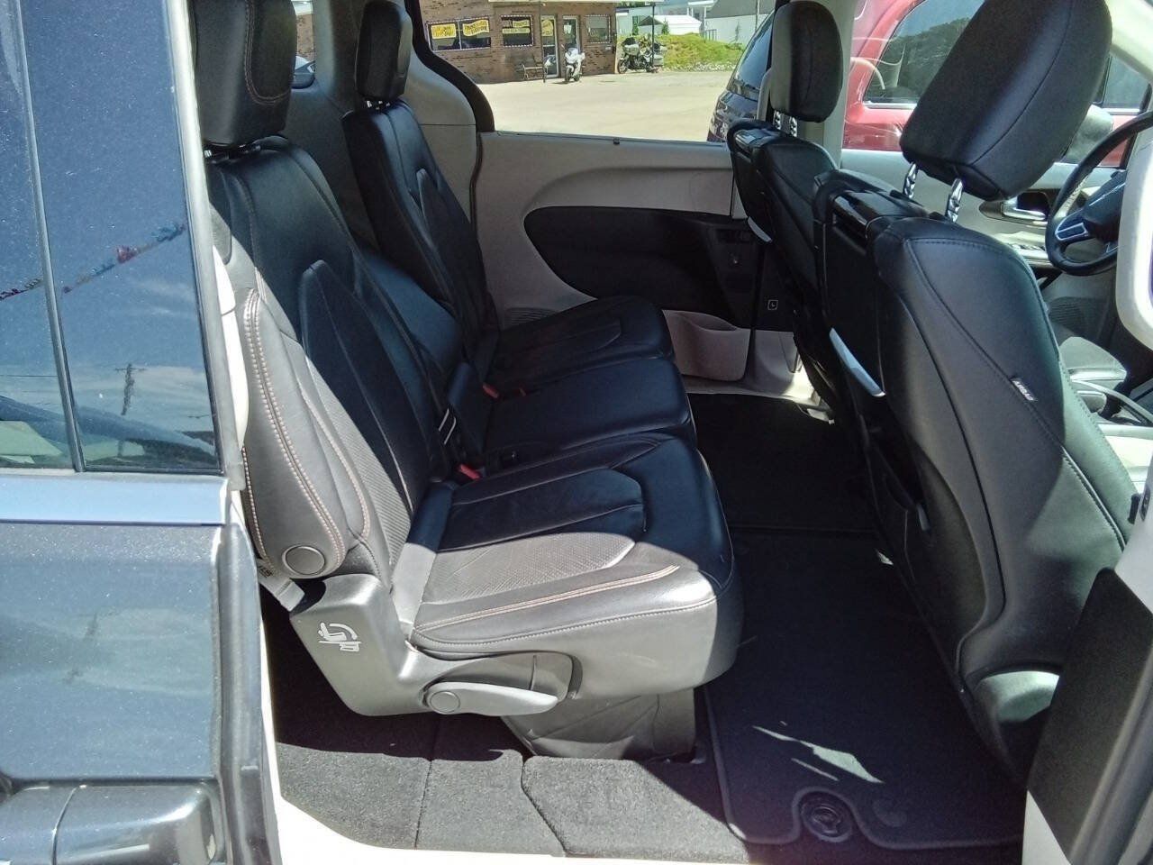 Used 2017 Chrysler Pacifica Touring-L Plus FWD image 5