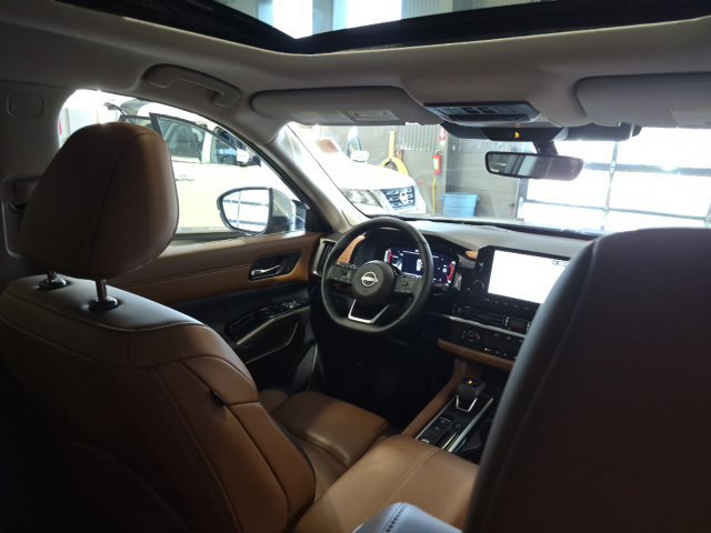 Certified 2025 Nissan Pathfinder Platinum FWD image 29