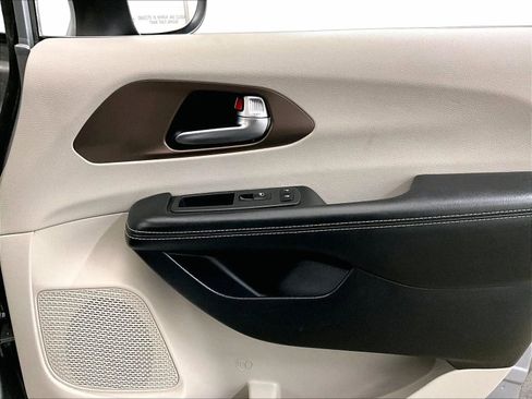 Used 2020 Chrysler Voyager L image 23