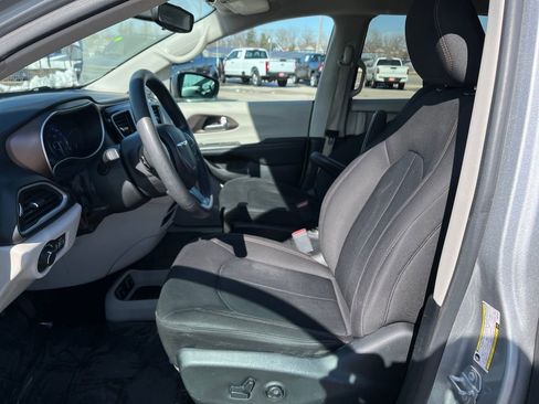 Used 2017 Chrysler Pacifica Touring w/ Tire & Wheel Group image 11