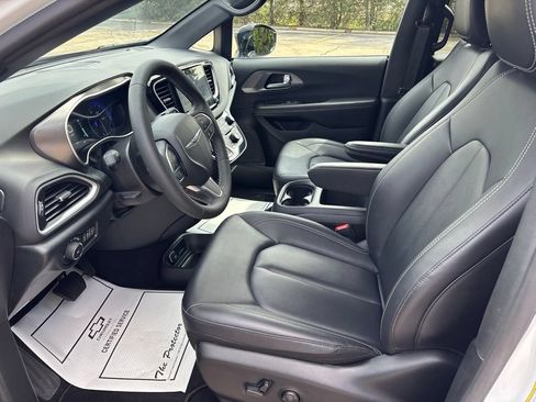 Used 2026 Chrysler Pacifica Select FWD image 9