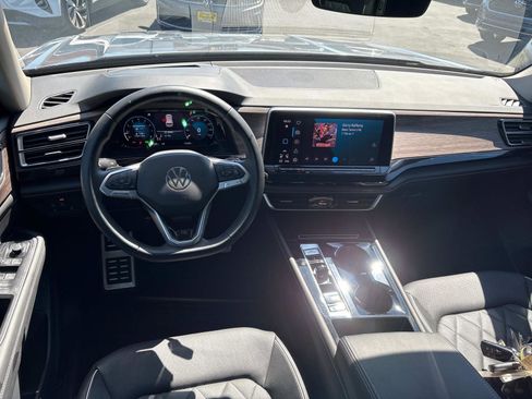 Used 2025 Volkswagen Atlas SEL Premium R-Line image 9