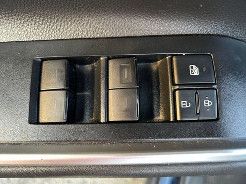 Used 2021 Toyota Highlander LE FWD image 18