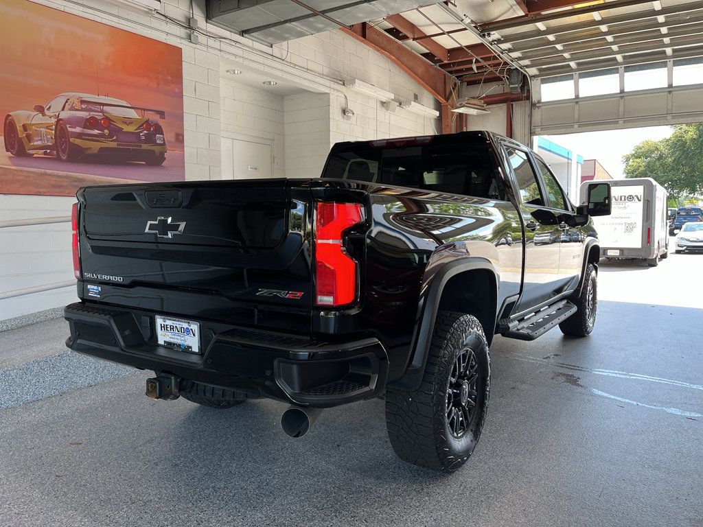 Used 2024 Chevrolet Silverado 2500 ZR2 w/ Technology Package AWD/4WD image 9