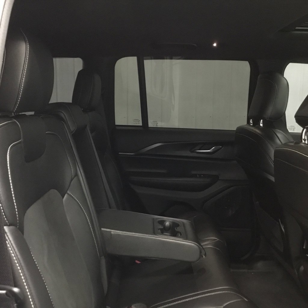 Used 2025 Jeep Grand Cherokee Altitude AWD/4WD image 29
