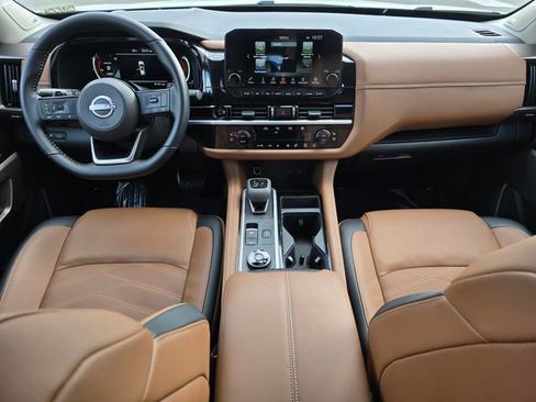 Used 2025 Nissan Pathfinder Platinum image 17