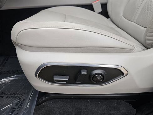 Used 2024 Jeep Wagoneer L Series II image 14