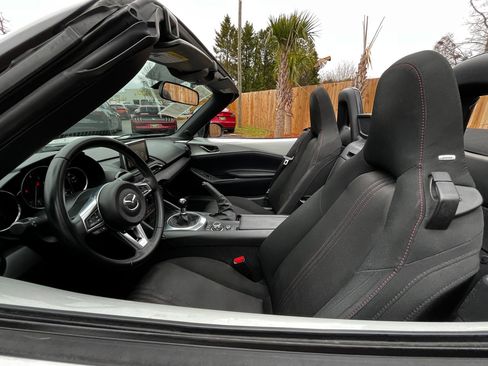 Used 2017 MAZDA MX-5 Miata Club image 18