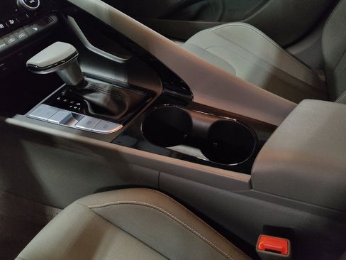 Used 2025 Hyundai Elantra SEL FWD image 26
