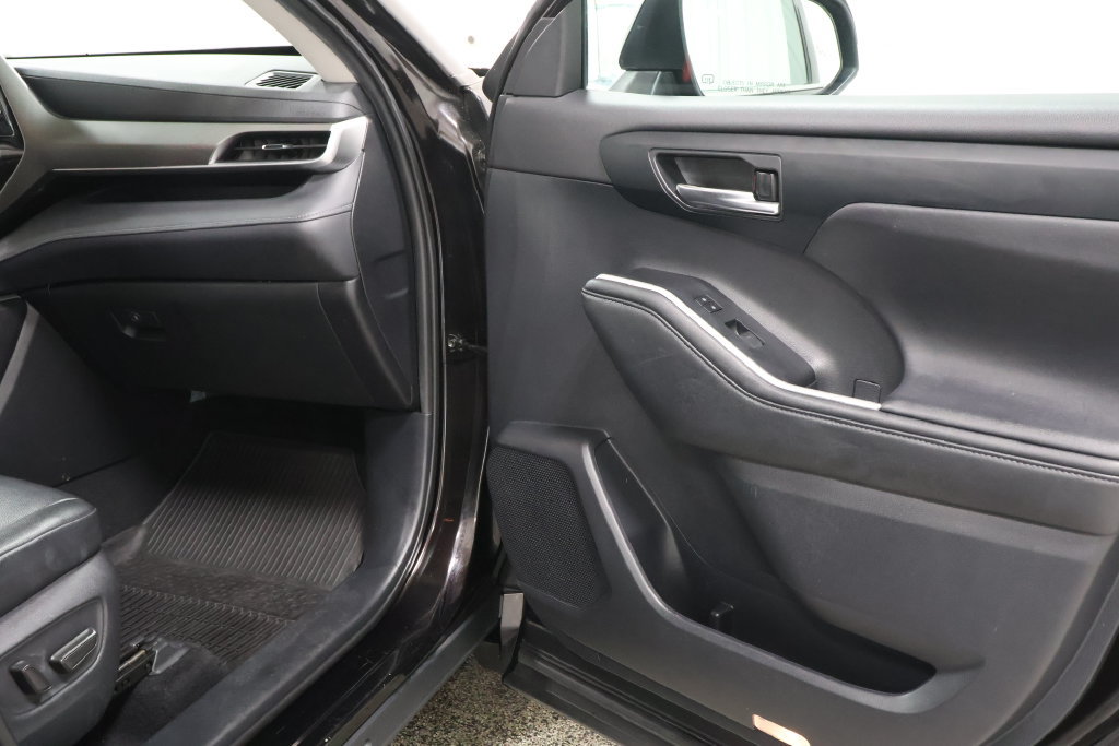 Used 2021 Toyota Highlander XLE AWD/4WD image 30