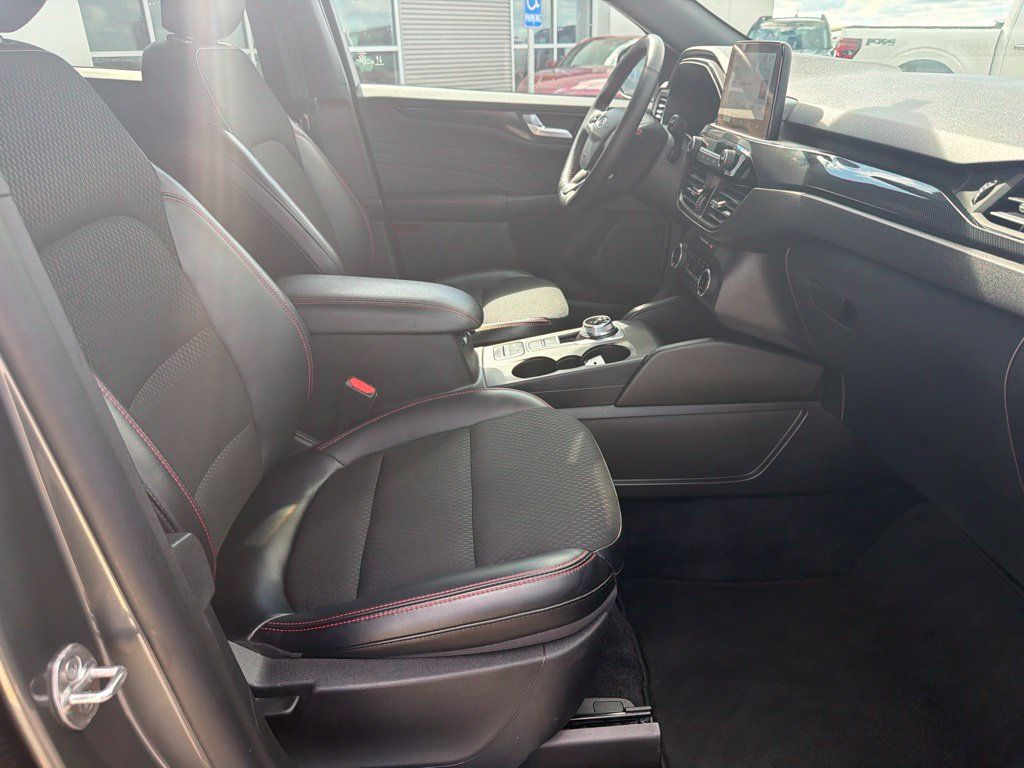Used 2025 Ford Escape ST-Line Select AWD/4WD image 37