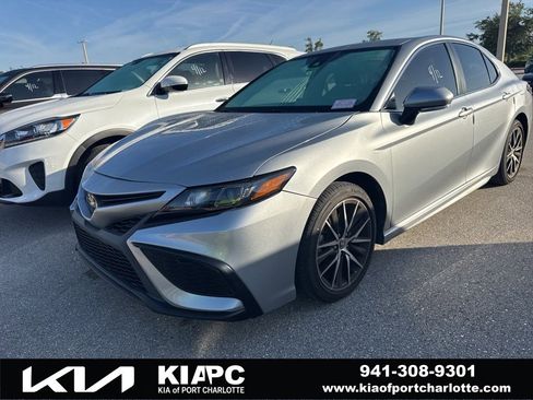 Used 2024 Toyota Camry SE image 1
