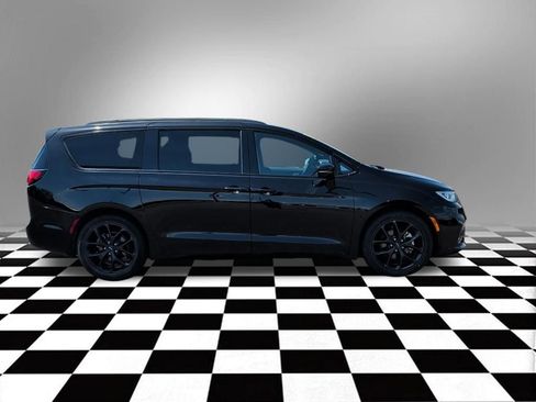 Used 2025 Chrysler Pacifica Limited FWD image 6