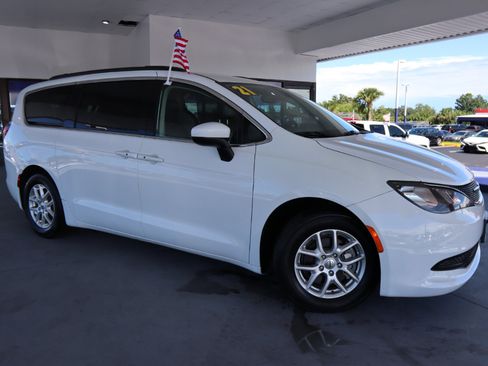 Used 2021 Chrysler Voyager Lxi image 4