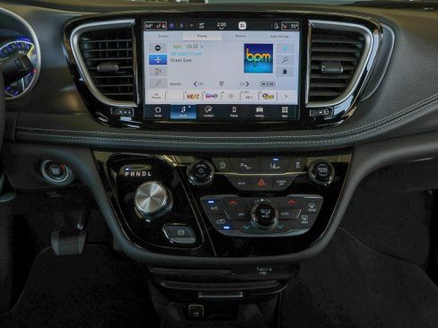 New 2026 Chrysler Pacifica Select FWD image 13