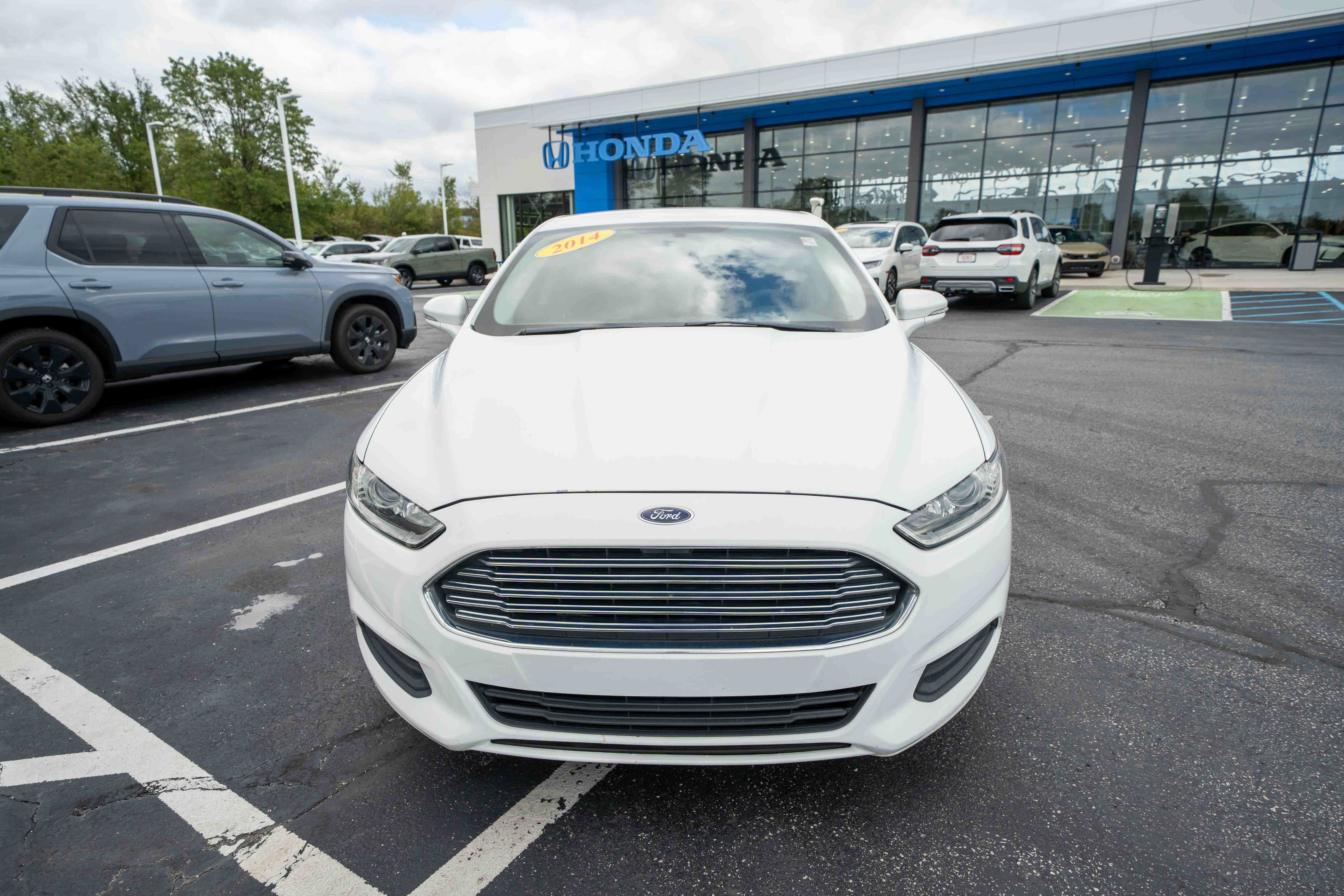 Used 2014 Ford Fusion SE FWD image 2