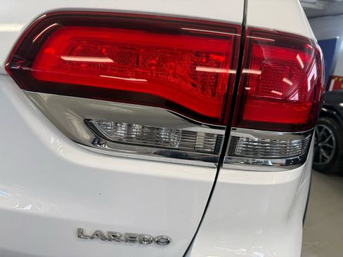 Used 2022 Jeep Grand Cherokee Laredo E image 12