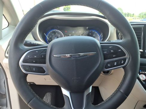 Used 2023 Chrysler Pacifica Touring-L FWD image 28