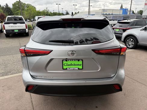 Used 2023 Toyota Highlander LE FWD image 5