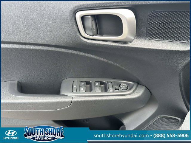 Certified 2025 Hyundai Venue SE FWD image 17