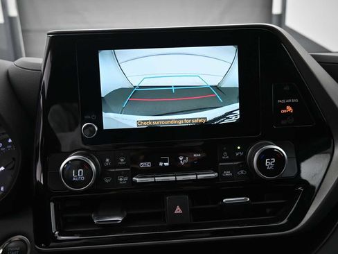 Used 2025 Toyota Highlander LE image 8