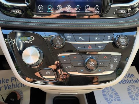 Used 2018 Chrysler Pacifica Limited w/ Advanced Safetytec Group FWD image 15
