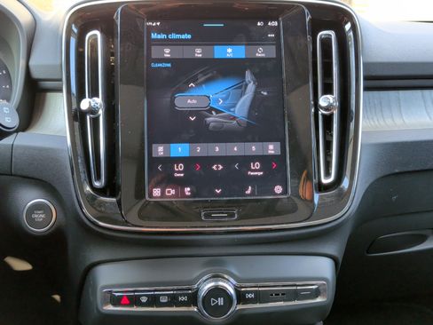 Used 2025 Volvo XC40 B5 Core image 26