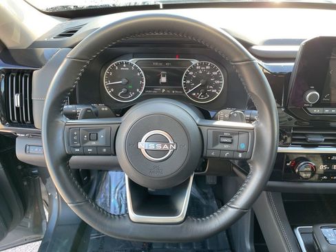 Used 2025 Nissan Pathfinder SV image 12