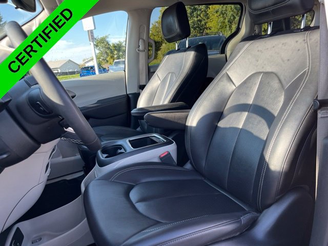 Used 2024 Chrysler Pacifica Touring-L FWD image 13