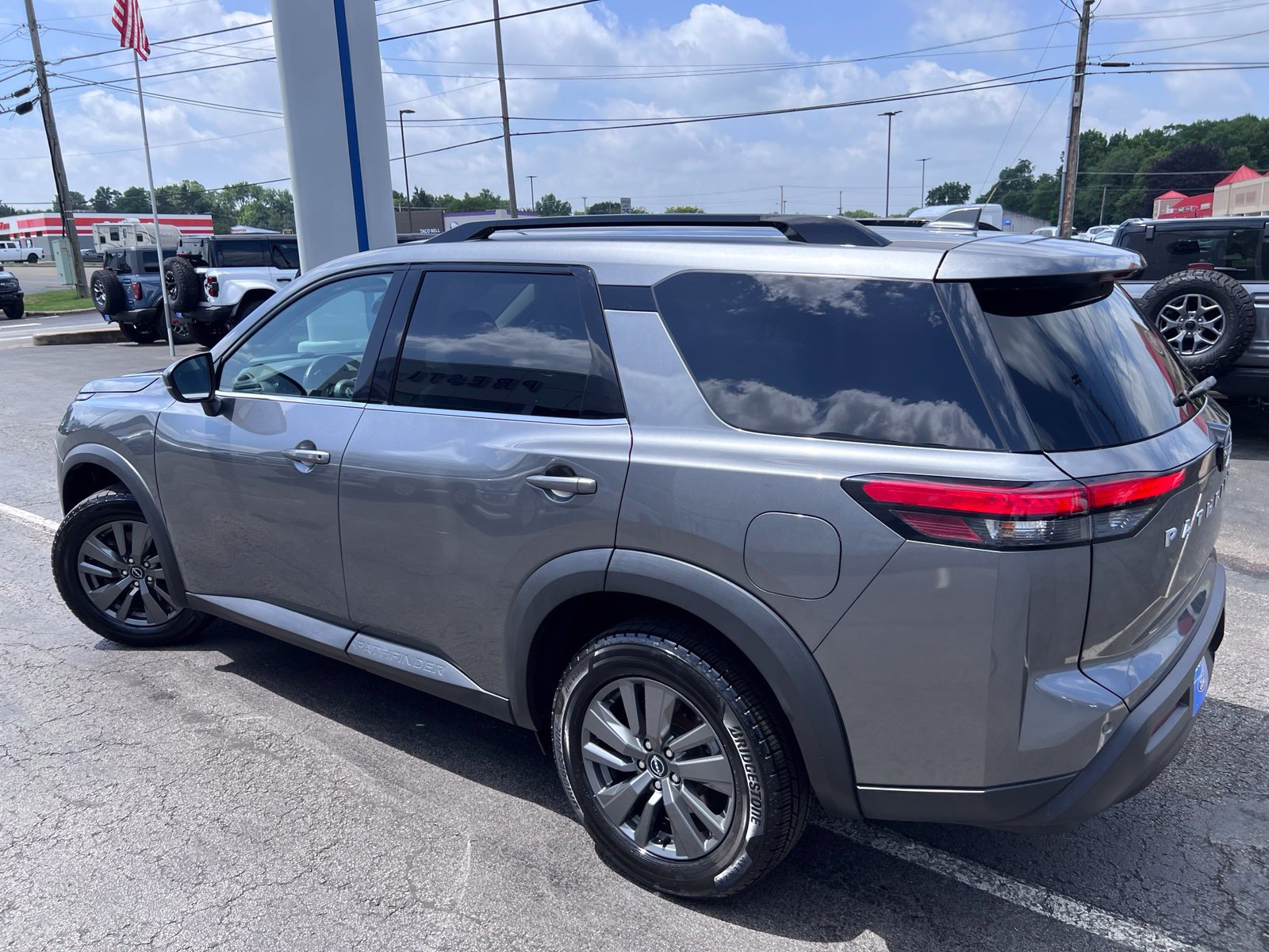 Used 2022 Nissan Pathfinder SV AWD/4WD image 15