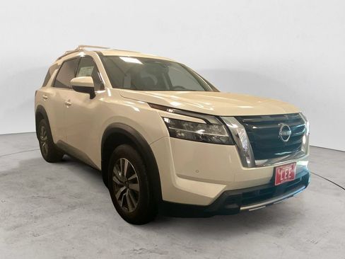 Used 2024 Nissan Pathfinder SL AWD/4WD image 8