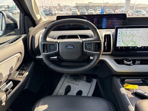 Used 2025 Ford Expedition Active image 17