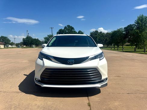 Used 2021 Toyota Sienna Limited image 5
