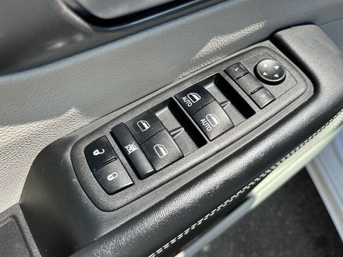 Used 2024 Chrysler Pacifica Touring-L FWD image 10