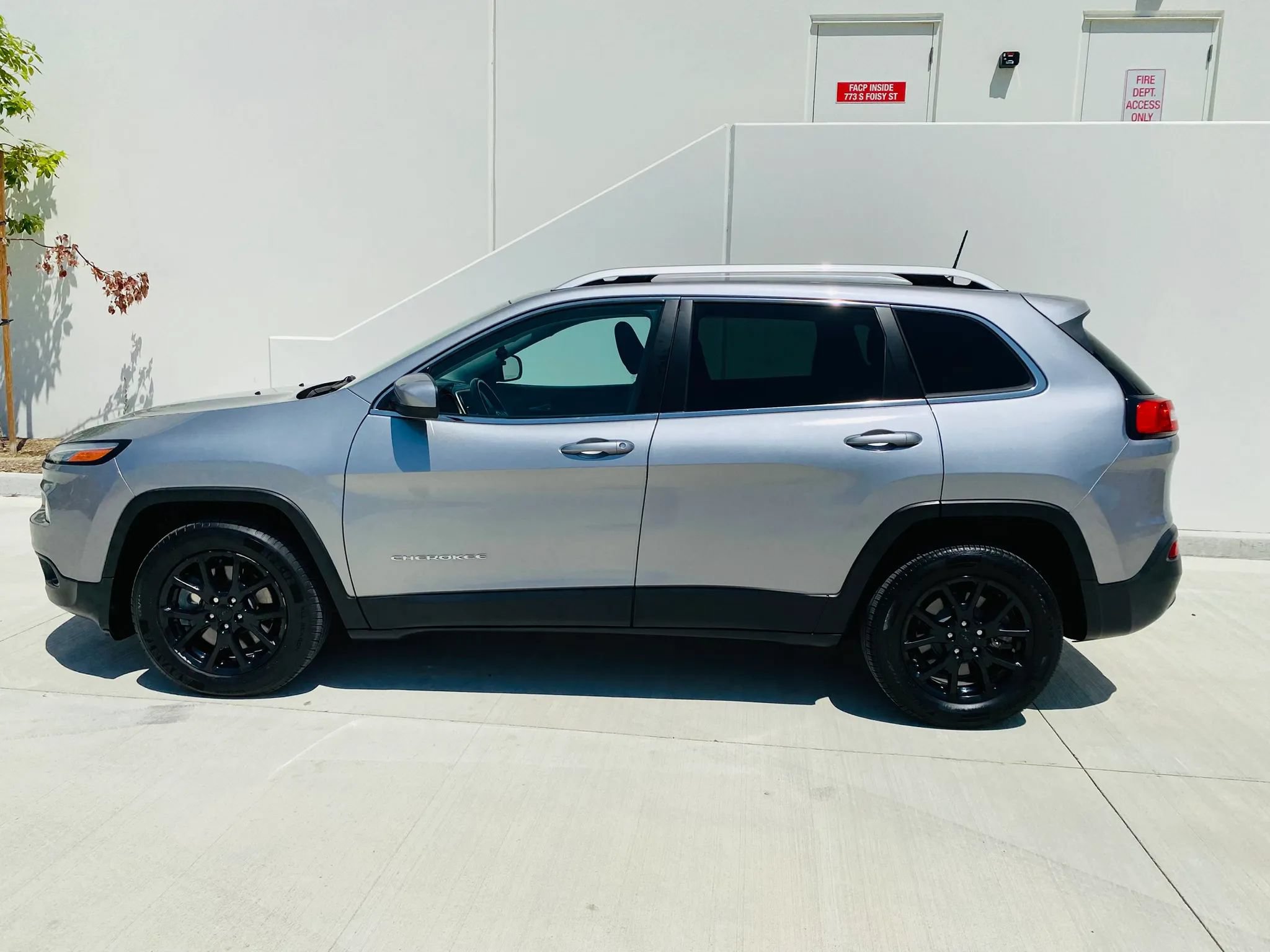Used 2017 Jeep Cherokee Latitude FWD image 14