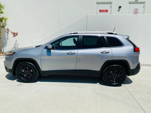 Used 2017 Jeep Cherokee Latitude FWD image 14